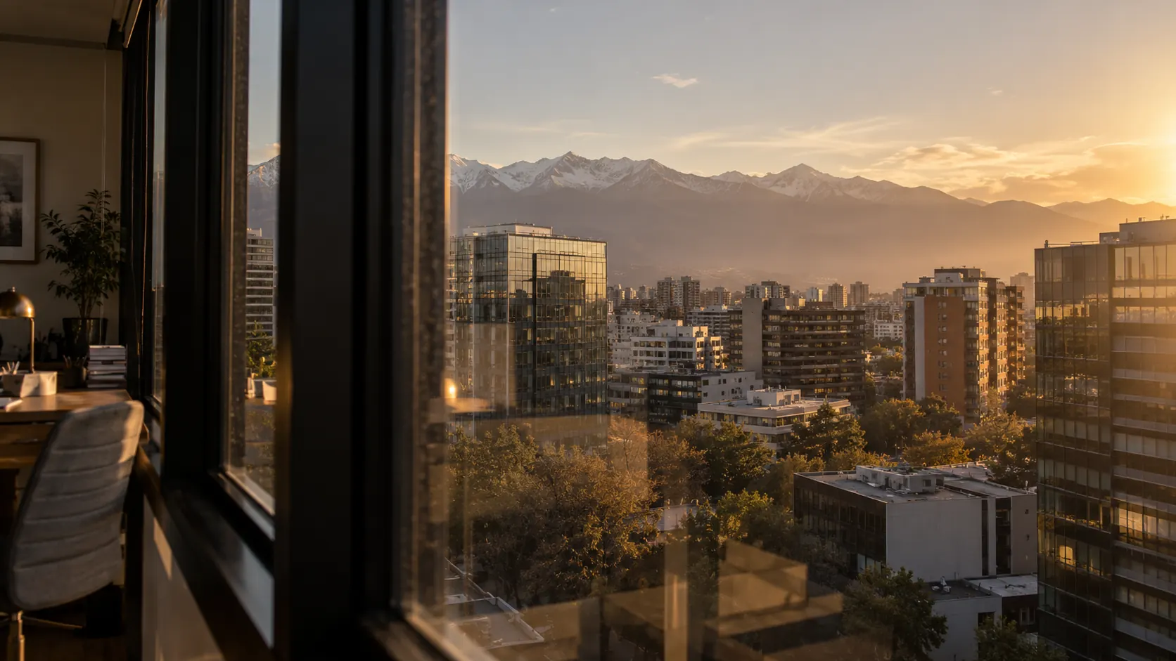 Ventanal de la oficina hacia los edificios y la cordillera
